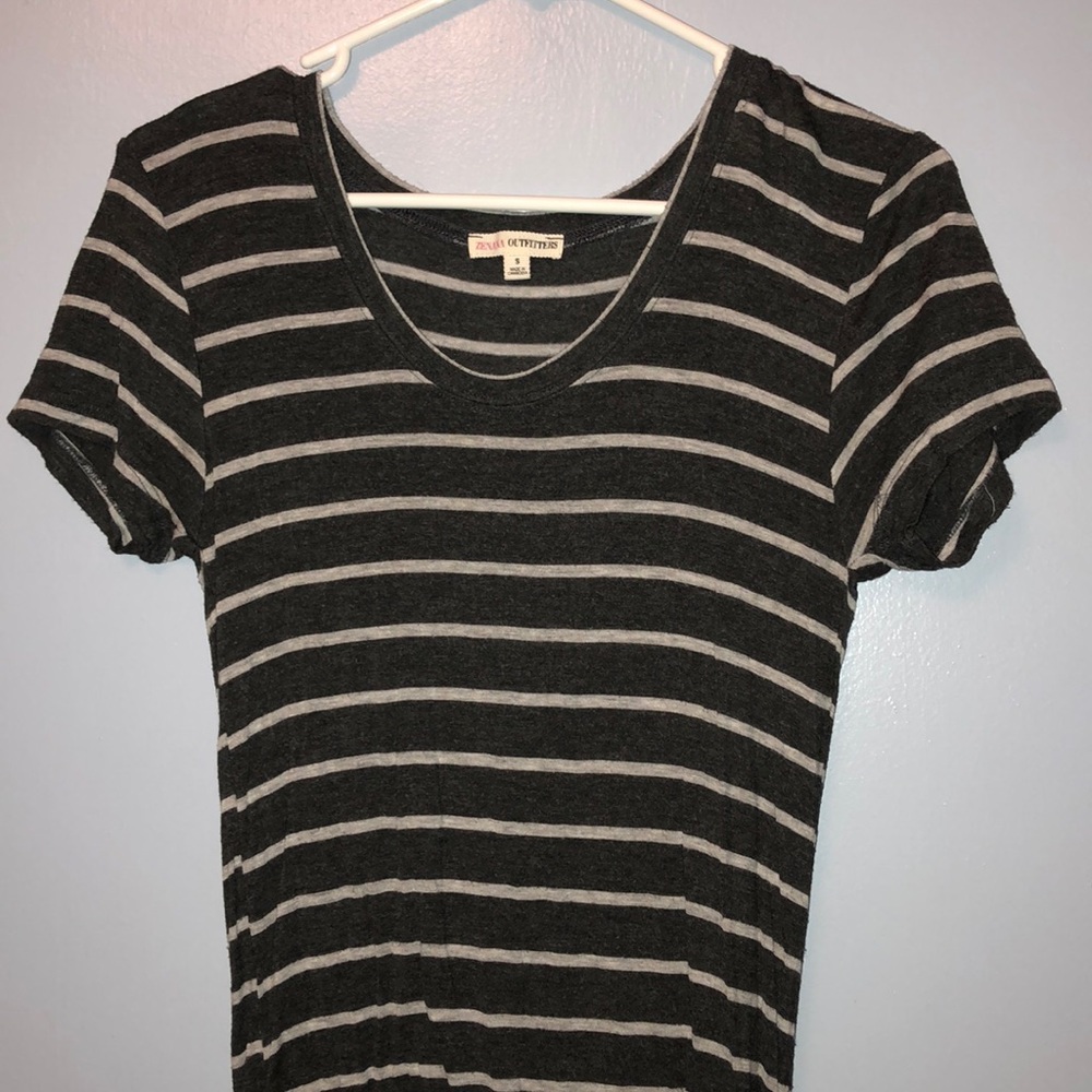 Short-sleeved striped t-shirt